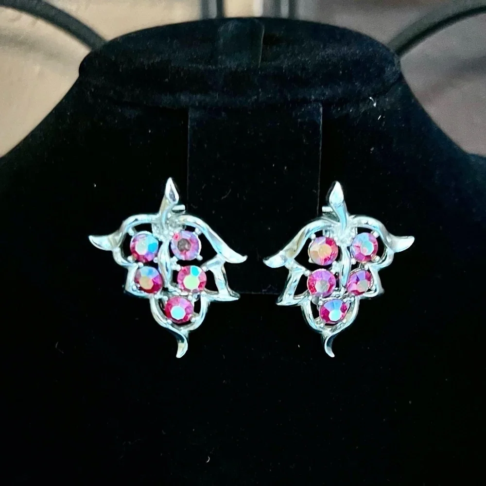 VTG SARAH COVENTRY 1959 AURORA BOREALIS RHINESTONE SILVER CLIP EARRING GRAPELEAF